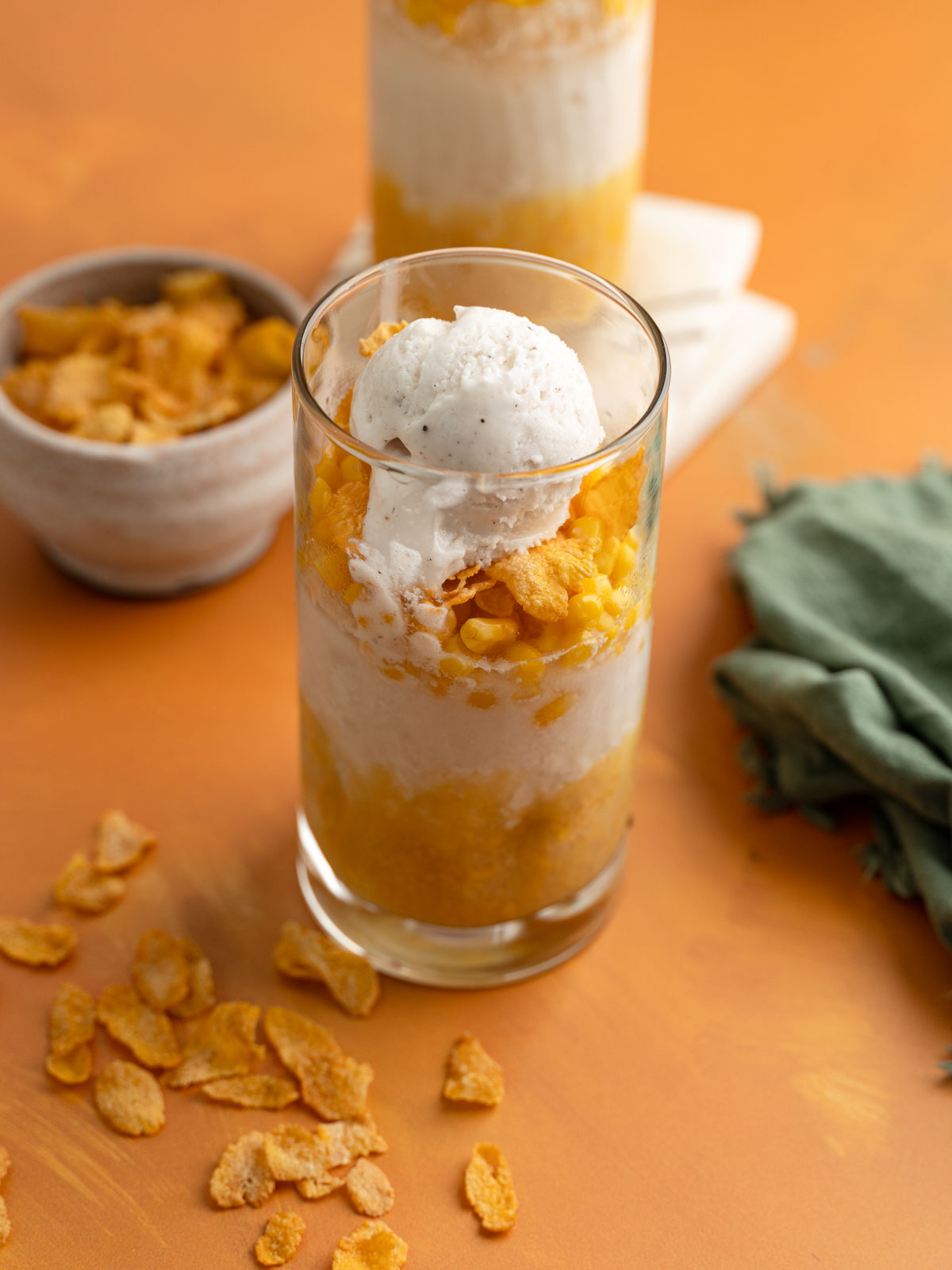 A glass full of vegan mais con yelo.